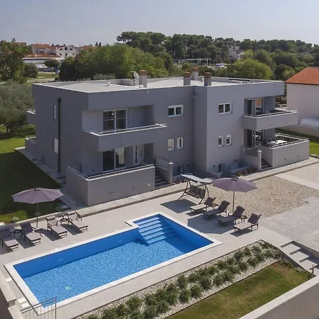 Mit Privatem Pool, Trampolin, Gym, Bbq, Darts, Tischfussball * Pula