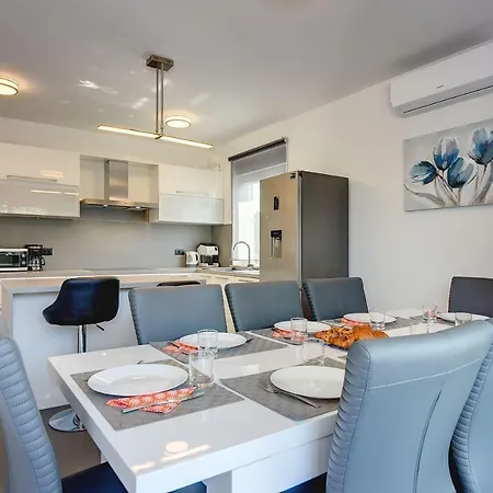Holiday home Mit Privatem Pool, Trampolin, Gym, Bbq, Darts, Tischfussball