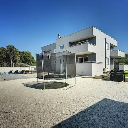 Holiday home Mit Privatem Pool, Trampolin, Gym, Bbq, Darts, Tischfussball *