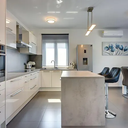 Holiday home Mit Privatem Pool, Trampolin, Gym, Bbq, Darts, Tischfussball *