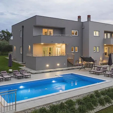 Holiday home Mit Privatem Pool, Trampolin, Gym, Bbq, Darts, Tischfussball