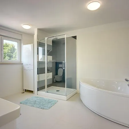 Mit Privatem Pool, Trampolin, Gym, Bbq, Darts, Tischfussball Holiday home