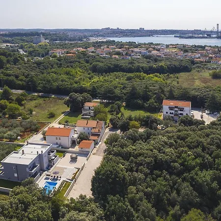 Holiday home Mit Privatem Pool, Trampolin, Gym, Bbq, Darts, Tischfussball *