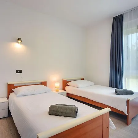 Holiday home Mit Privatem Pool, Trampolin, Gym, Bbq, Darts, Tischfussball Pula