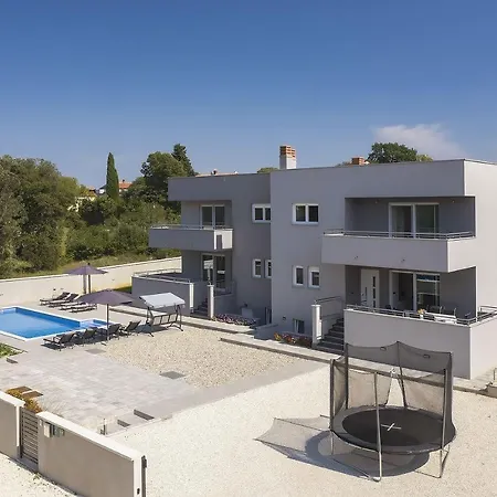 Mit Privatem Pool, Trampolin, Gym, Bbq, Darts, Tischfussball Holiday home