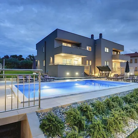 Mit Privatem Pool, Trampolin, Gym, Bbq, Darts, Tischfussball * Pula