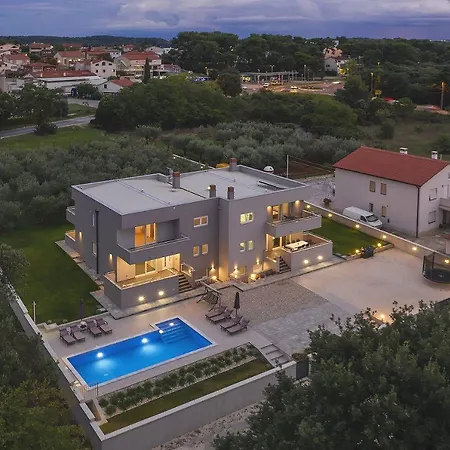 Mit Privatem Pool, Trampolin, Gym, Bbq, Darts, Tischfussball Holiday home *